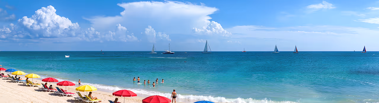 Langer Sandstrand in Bulgarien mit Sommeratmosph&auml;re