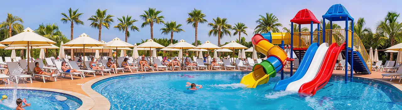 Kinderfreundliches Hotel mit gro&szlig;em Poolbereich und Wasserrutsche