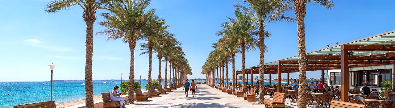 Weitl&auml;ufiger Strand mit t&uuml;rkisblauem Meer und Promenade