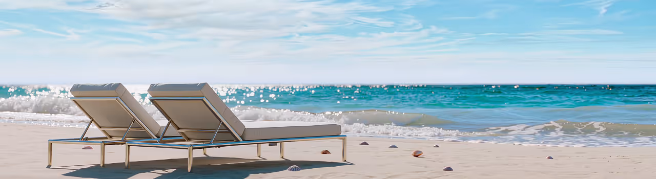 Sonniger Strand mit Meerblick f&uuml;r eine Pauschalreise