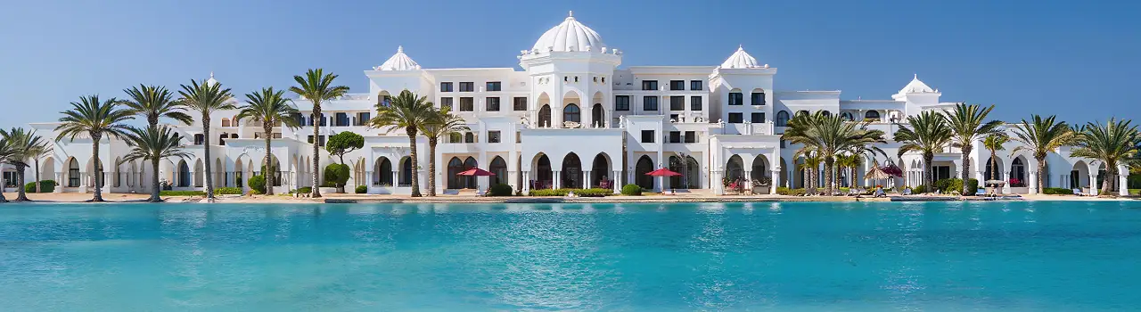 Strand mit Palmen und Resort in Djerba, All Inclusive Tunesien