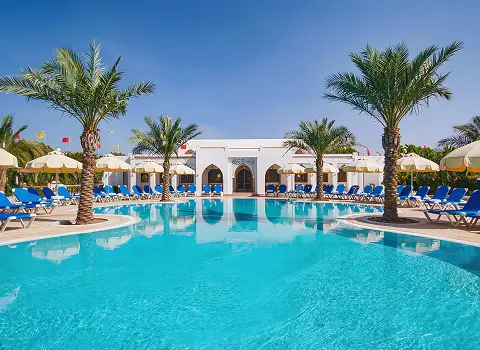 Hotelpool mit Palmen auf Djerba, Liegest&uuml;hle, einladendes Wasser.