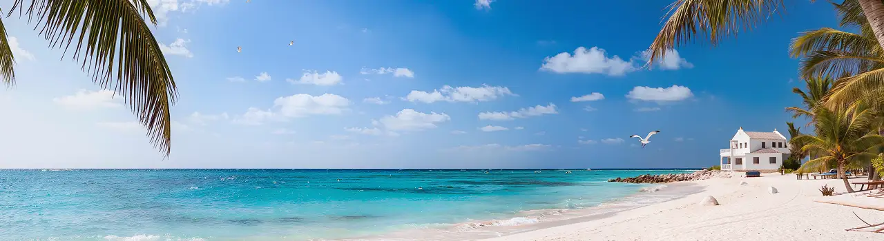 Traumstrand auf Djerba mit Palmen und t&uuml;rkisfarbenem Wasser &ndash; ideale Kulisse f&uuml;r eine Pauschalreise.