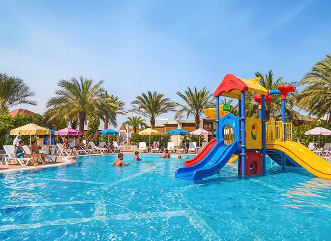 Blick auf die Pools und Palmeng&auml;rten eines familienfreundlichen All Inclusive Resorts in Hammamet