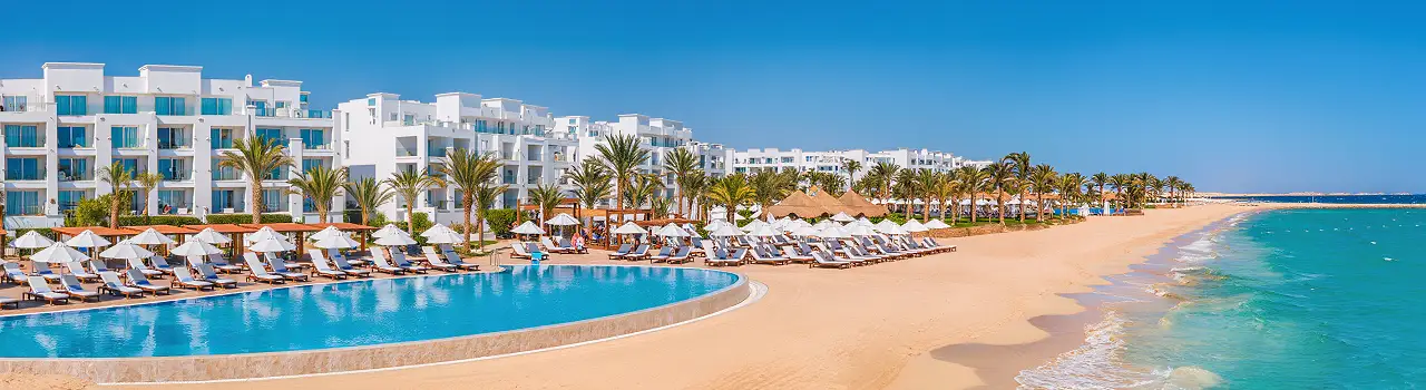 Strand und Pool eines All Inclusive Resorts in Hammamet