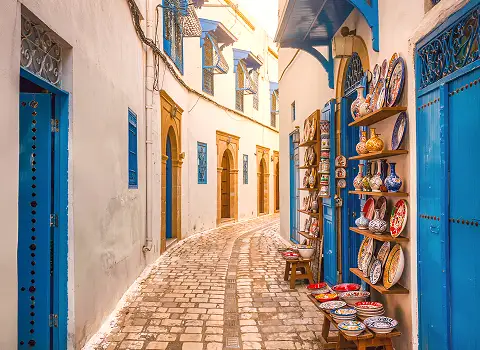 Blick in die verwinkelten Gassen der Medina von Hammamet mit wei&szlig;-blauen H&auml;usern