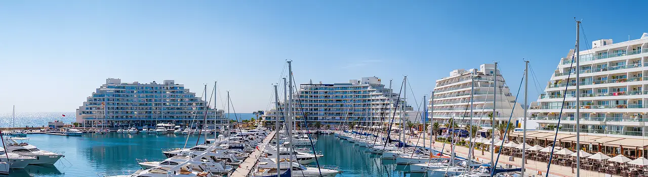 Moderne Marina in Yasmine Hammamet mit Booten und Promenade