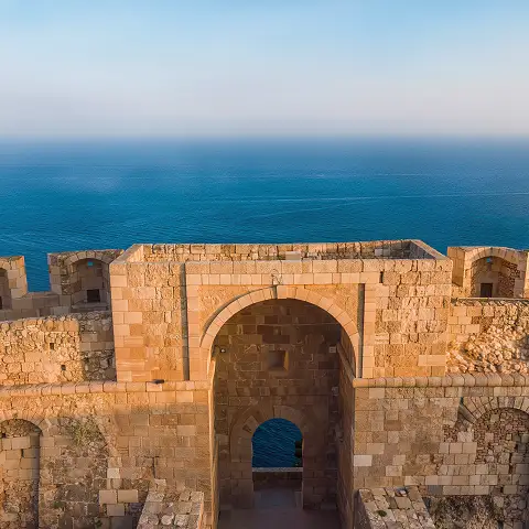 Die imposante Festung Borj el Kebir in Mahdia mit Blick auf das Mittelmeer und die K&uuml;ste