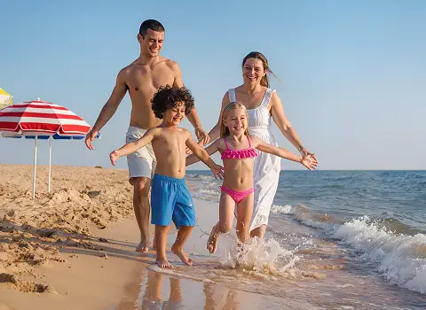 Familie spielt am Strand von Monastir, Last Minute Familienurlaub in Monastir