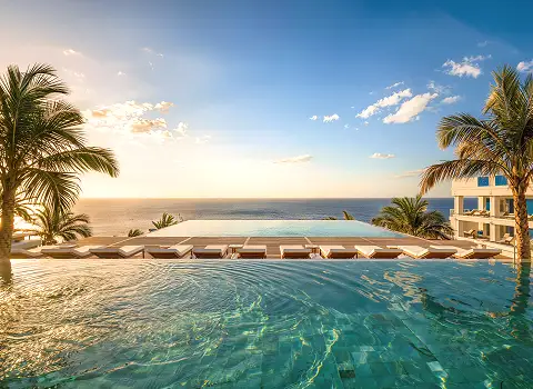 Luxuri&ouml;ser Infinity-Hotelpool mit Meerblick und Palmen in Monastir