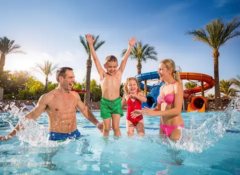 Familie am Pool eines All Inclusive Hotels in Monastir