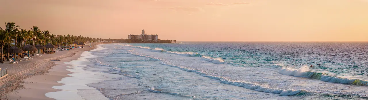 Panorama Strand von Monastir bei Sonnenuntergang mit Palmen und t&uuml;rkisblauem Meer