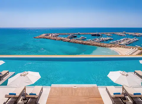 Infinity-Pool eines modernen Resorts in Sousse mit direktem Blick auf den Yachthafen und das Meer