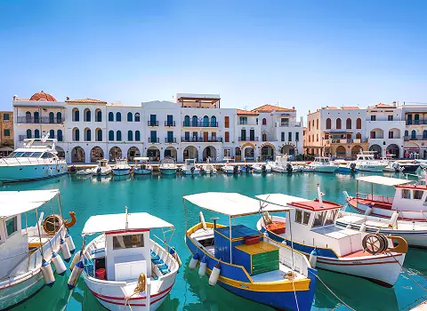 Wei&szlig;e Yachten und Fischerboote im Yachthafen Port el Kantaoui bei Sousse mit Strandpromenade