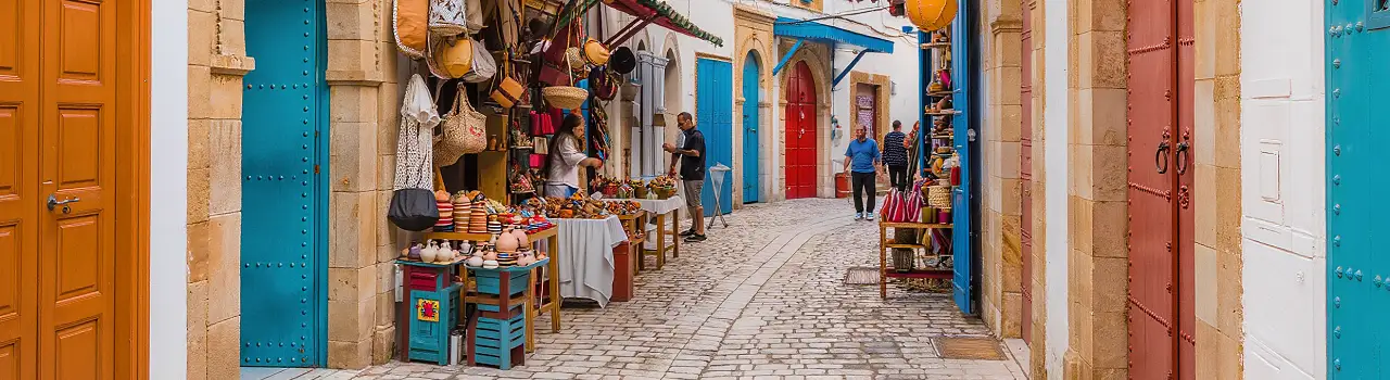 Medina Tunesien enge Gasse orientalischer Markt